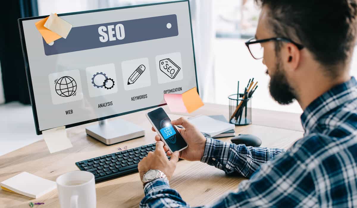 3-22 seo-manager-using-smartphone-and-computer